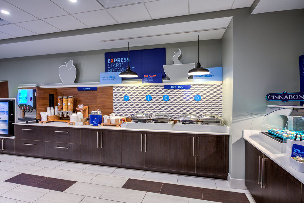Holiday Inn Express & Suite Milroy - Reedsville Exterior photo