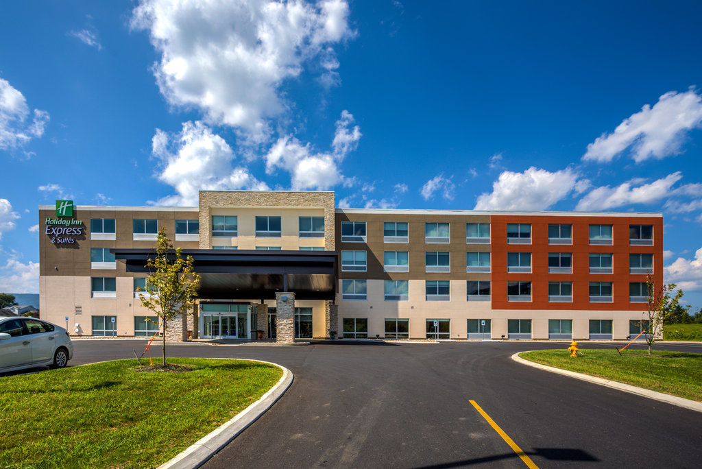 Holiday Inn Express & Suite Milroy - Reedsville Exterior photo
